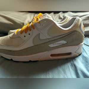 Air Max 90 Wnms "Light Bone
University Gold"